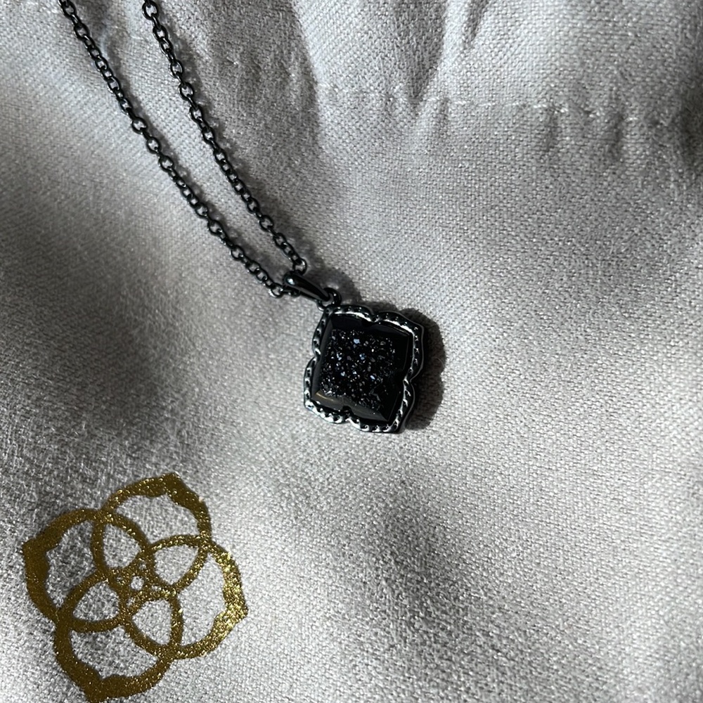 KENDRA SCOTT Mallory Pendent Necklace, Black